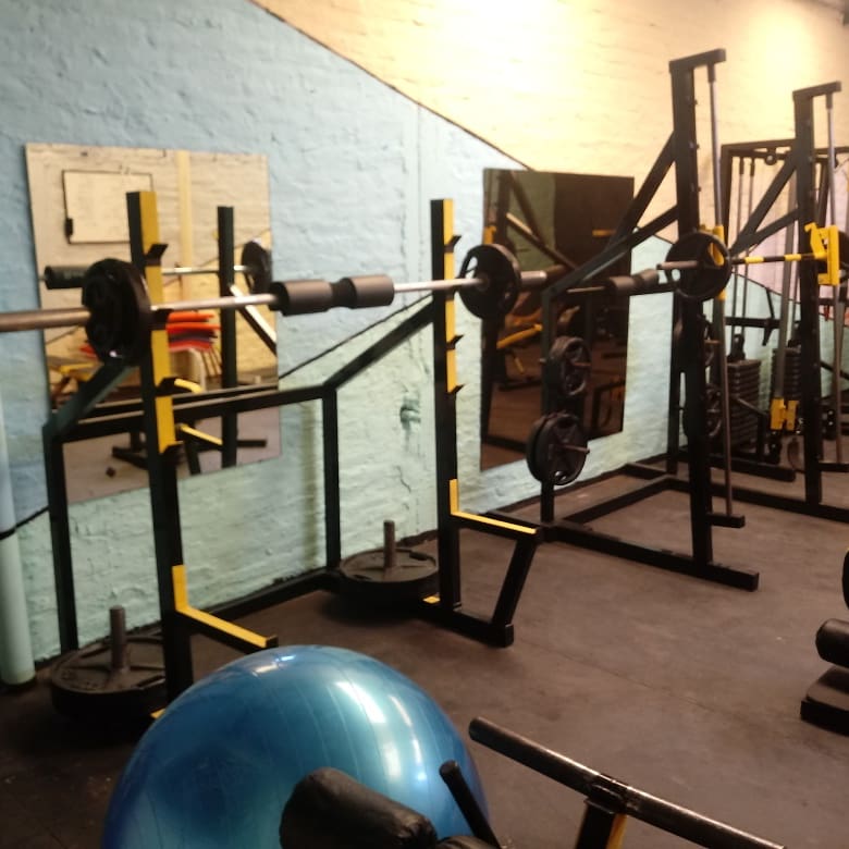 Pista de césped sintético y entrenamiento funcional